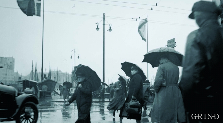 En regnfull dag ved Fisketorget, 1930-årene. (Alf Adriansen) 