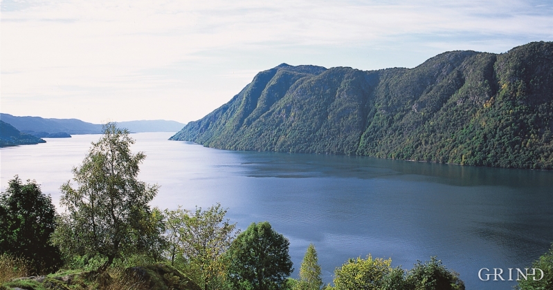 Matersfjorden med Holmedalsberget i bakgrunnen.