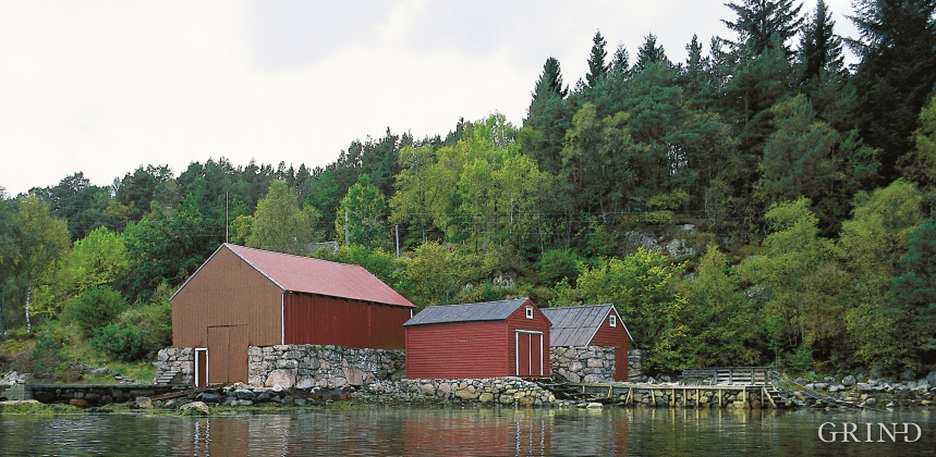 The walls in the boathouse in Hopssundet are built of red granite from Reksteren. 