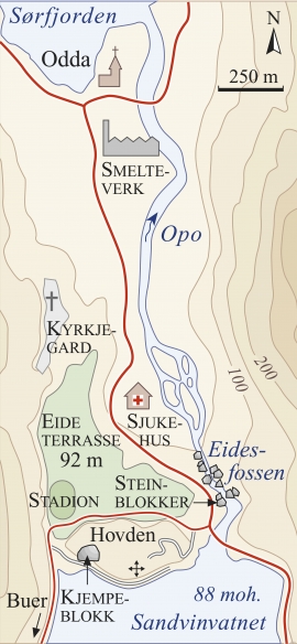Kart over Opo med terrassar og steinblokker.