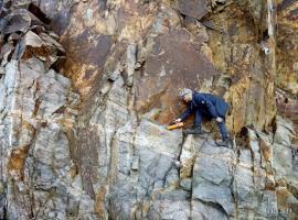 Geolog Eivind Bastesen gjør undersøkelser av sprekkene i berget i Løvstakken-massivet