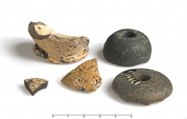 Funn frå mellomalderen i Storsetehilleren. Til høgre fragment av ei belgisk steingodskrukke. Til venstre spinnehjul av kleberstein. 