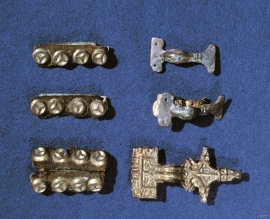 Bronsespenne og knappar frå funnet på Døso