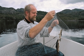 Arnt Brakstad har drive kultiveringsarbeid i Storavatnet i 30 år.