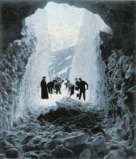 Folk i arbeid med snøen. Bergensbana mellom Myrdal og Finse blir spadd fram vinteren 1908